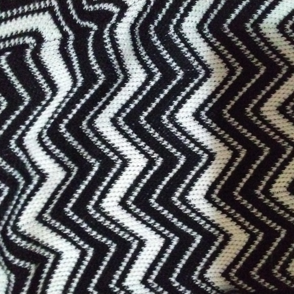 NWOT: BEBE; CHEVRON BLACK & WHITE, SINGLE CLASP OPEN, KNIT CARDIGAN SWEATER - Picture 6 of 8